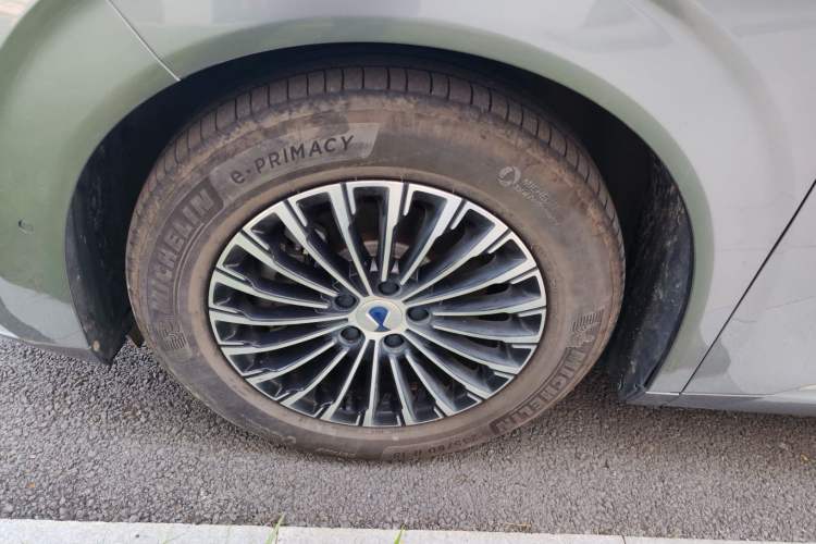 Used Denza D9 2022 DM-i 970 Four-Wheel Drive Flagship Model Left Front Wheel Hub