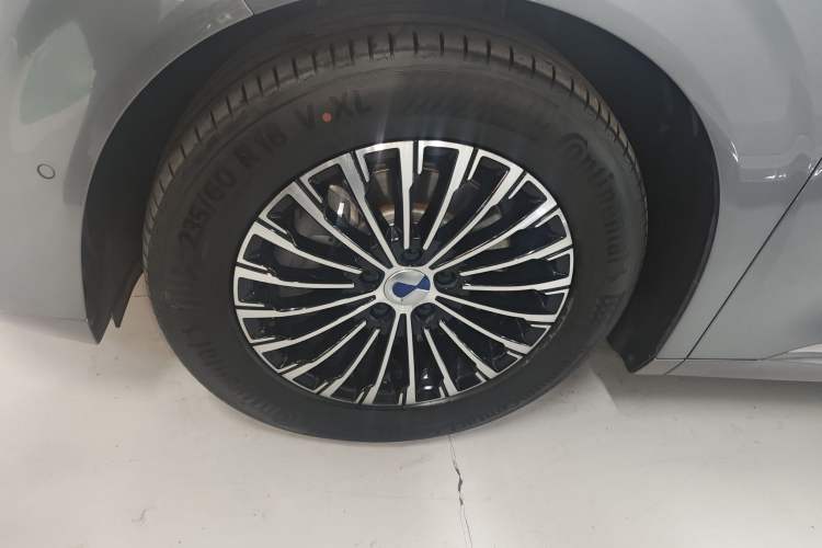 Used Denza D9 2022 DM-i 970 Four-Wheel Drive Flagship Model Left Front Wheel Hub