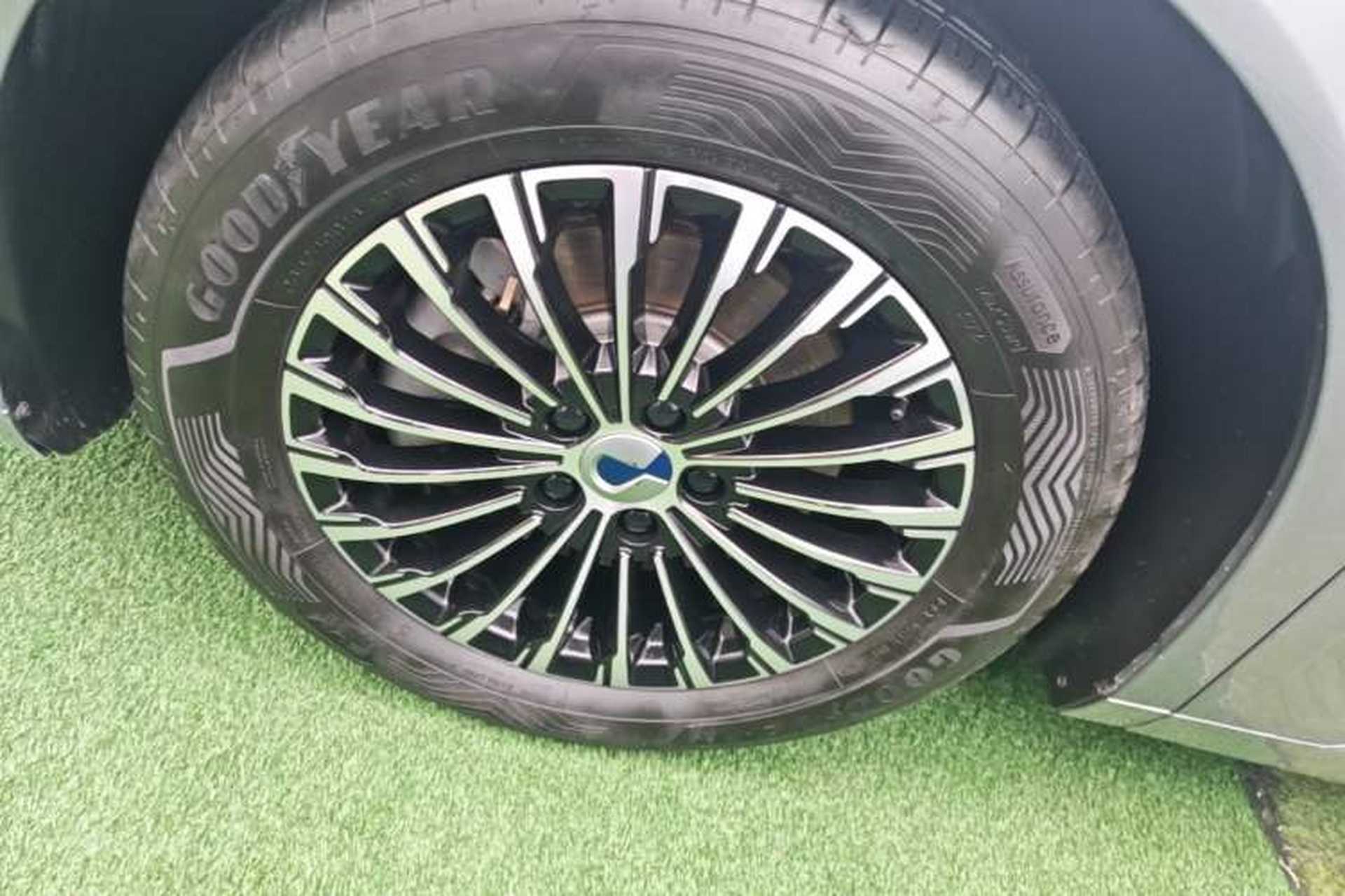 Used Denza D9 2022 DM-i 970 Four-Wheel Drive Prestige Model Left Front Wheel Hub