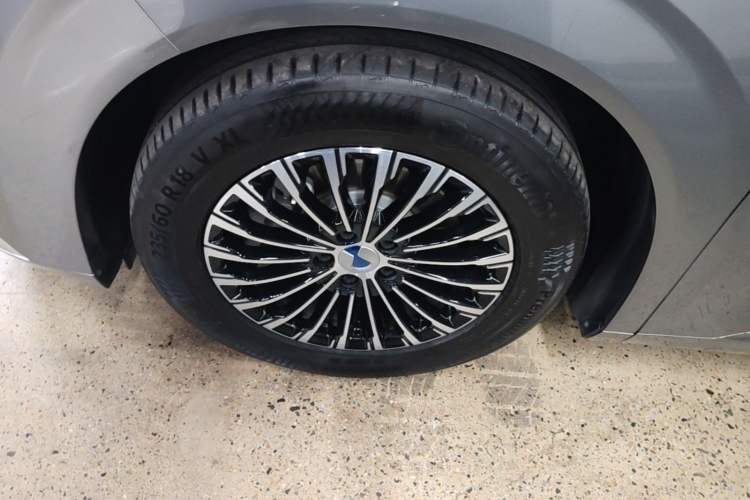 Used Denza D9 2022 DM-i 970 Four-Wheel Drive Prestige Model Left Front Wheel Hub