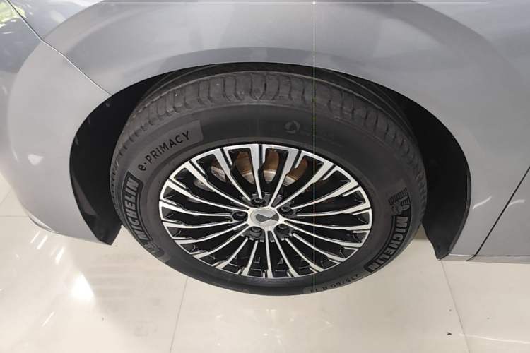 Used Denza D9 2022 DM-i 1040 Prestige Model Left Front Wheel Hub