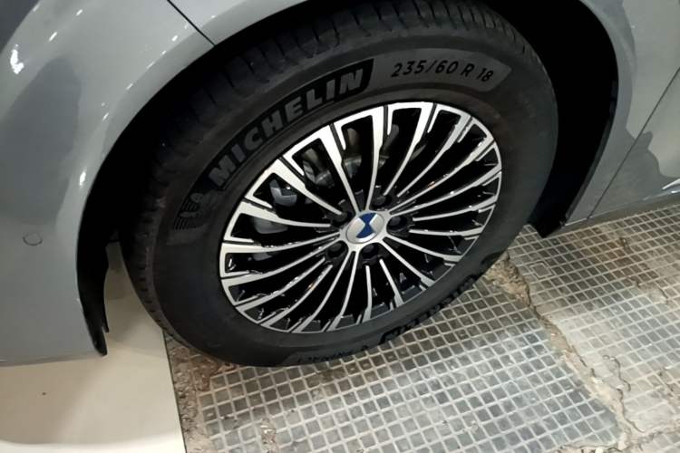 Used Denza D9 2022 DM-i 970 Four-Wheel Drive Flagship Model Left Front Wheel Hub