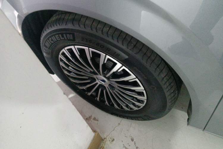 Used Denza D9 2022 DM-i 970 Four-Wheel Drive Flagship Model Left Front Wheel Hub