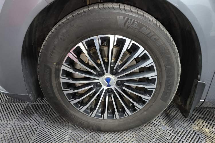 Used Denza D9 2022 DM-i 970 Four-Wheel Drive Prestige Model Left Front Wheel Hub