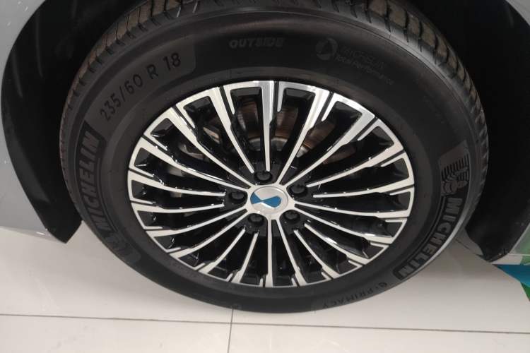 Used Denza D9 2022 DM-i 1040 Prestige Model Left Front Wheel Hub