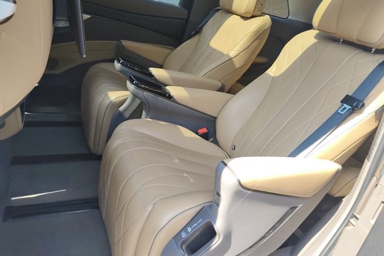 Used Denza D9 2022 EV 600 Four-Wheel Drive Flagship Model Left Rear Seat