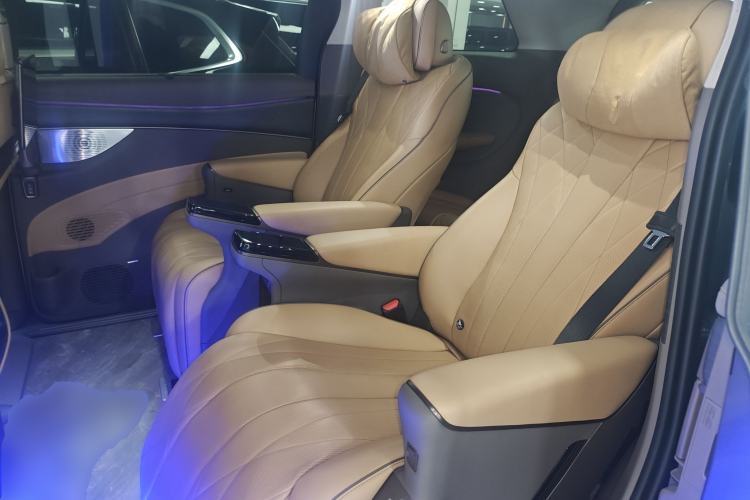 Used Denza D9 2022 DM-i 970 Four-Wheel Drive Flagship Model Left Rear Seat