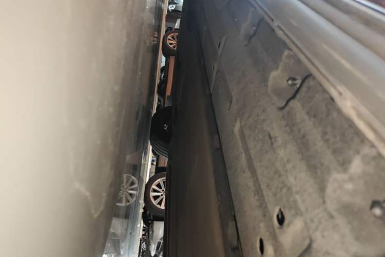 Used Denza D9 2022 DM-i 970 Four-Wheel Drive Flagship Model Left Side Sill