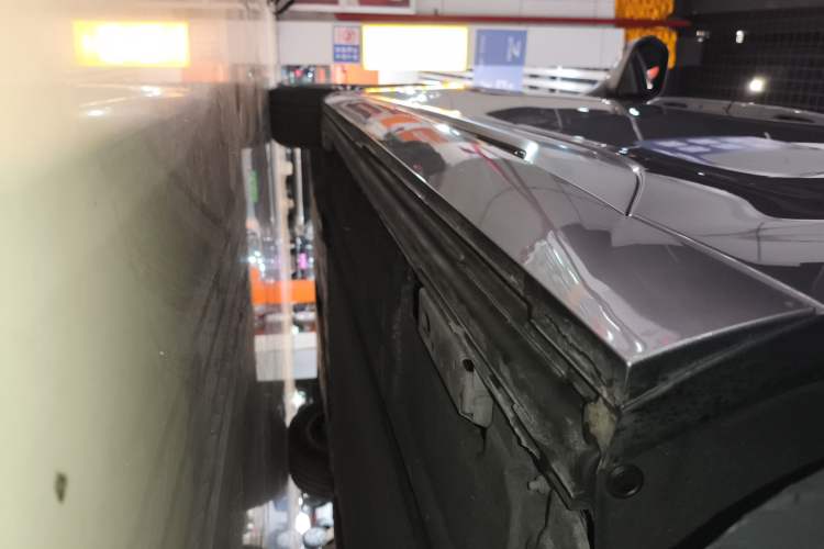 Used Denza D9 2022 DM-i 1040 Prestige Model Left Side Sill