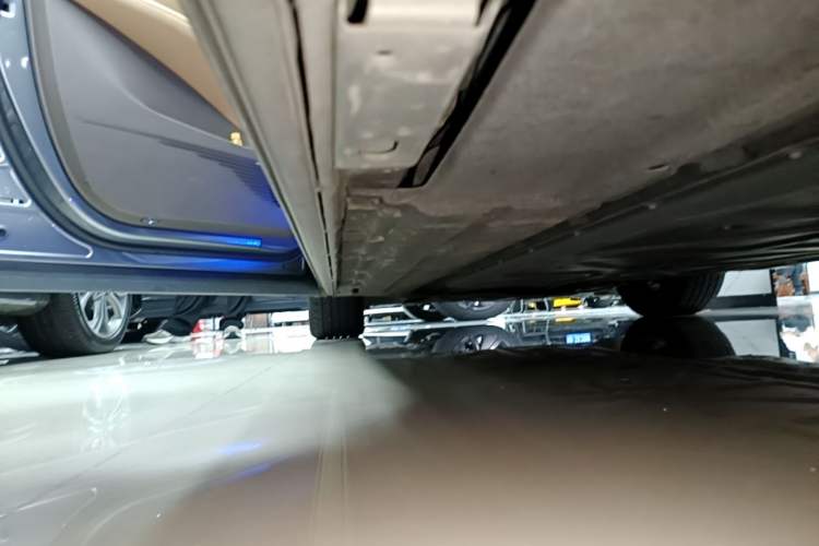 Used Denza D9 2022 DM-i 970 Four-Wheel Drive Flagship Model Left Side Sill