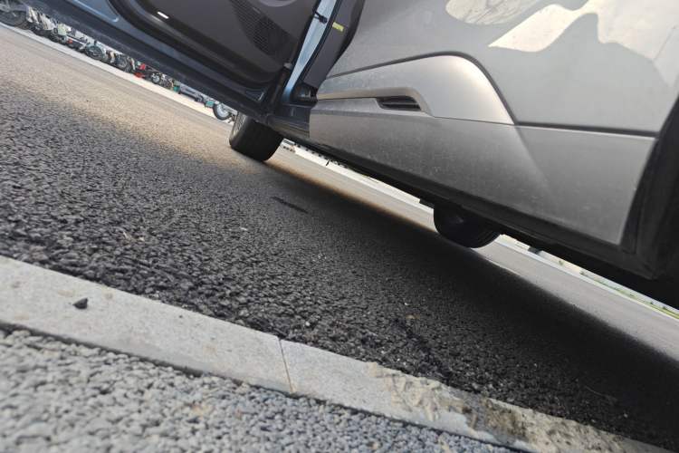 Used Denza D9 2022 DM-i 945 Luxury Model Left Side Sill