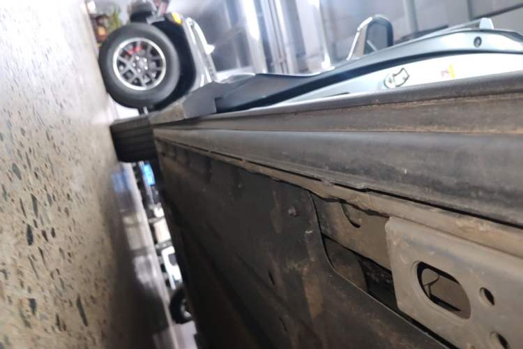 Used Denza D9 2022 DM-i 970 Four-Wheel Drive Prestige Model Left Side Sill