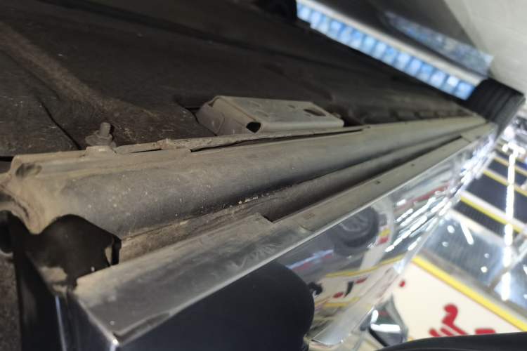 Used Denza D9 2022 DM-i 1040 Prestige Model Left Side Sill