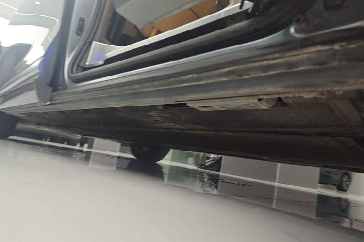 Used Denza D9 2022 DM-i 1040 Prestige Model Left Side Sill