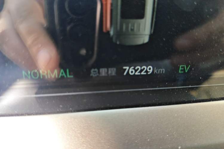Used Denza D9 2022 DM-i 1040 Prestige Model Odometer Close Up