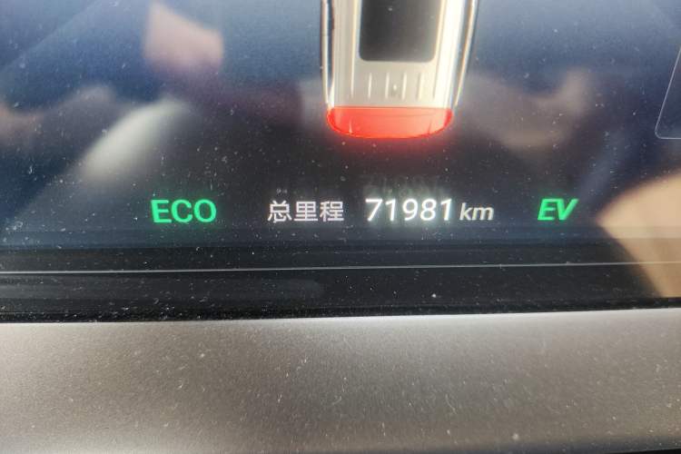 Used Denza D9 2022 DM-i 1040 Prestige Model Odometer Close Up