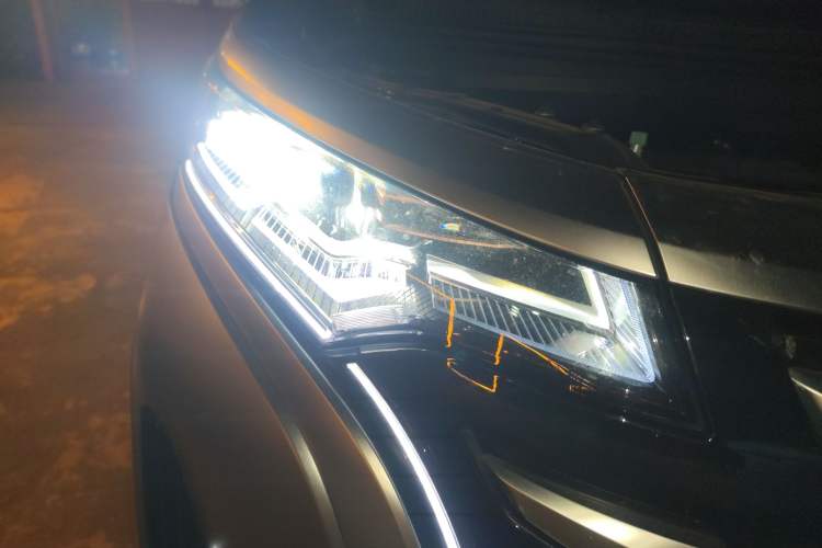 Used Denza D9 2022 DM-i 970 Four-Wheel Drive Flagship Model Right Front Headlight