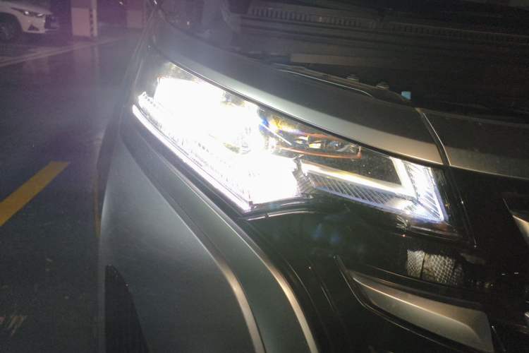 Used Denza D9 2022 DM-i 1040 Prestige Model Right Front Headlight