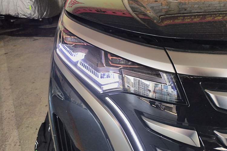 Used Denza D9 2022 DM-i 970 Four-Wheel Drive Flagship Model Right Front Headlight