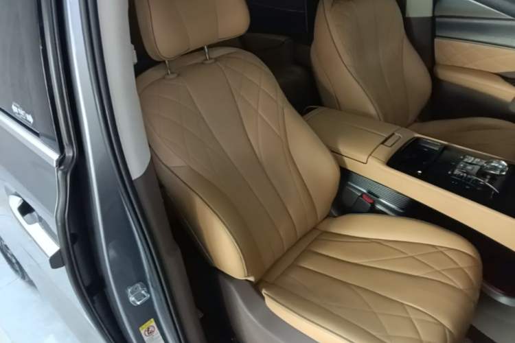 Used Denza D9 2022 DM-i 970 Four-Wheel Drive Flagship Model Right Front Seat