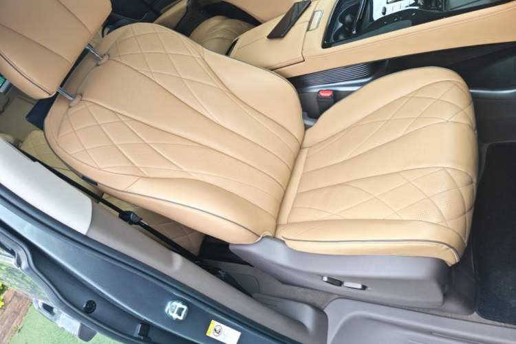 Used Denza D9 2022 DM-i 970 Four-Wheel Drive Prestige Model Right Front Seat