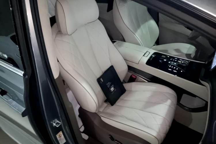 Used Denza D9 2022 DM-i 970 Four-Wheel Drive Flagship Model Right Front Seat