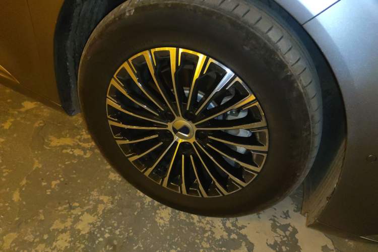 Used Denza D9 2022 DM-i 970 Four-Wheel Drive Flagship Model Right Front Wheel Hub
