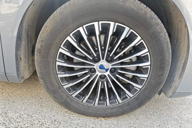 Used Denza D9 2022 DM-i 1040 Prestige Model Right Front Wheel Hub