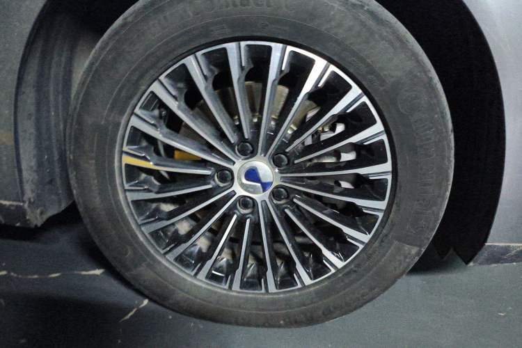 Used Denza D9 2022 DM-i 1040 Prestige Model Right Front Wheel Hub