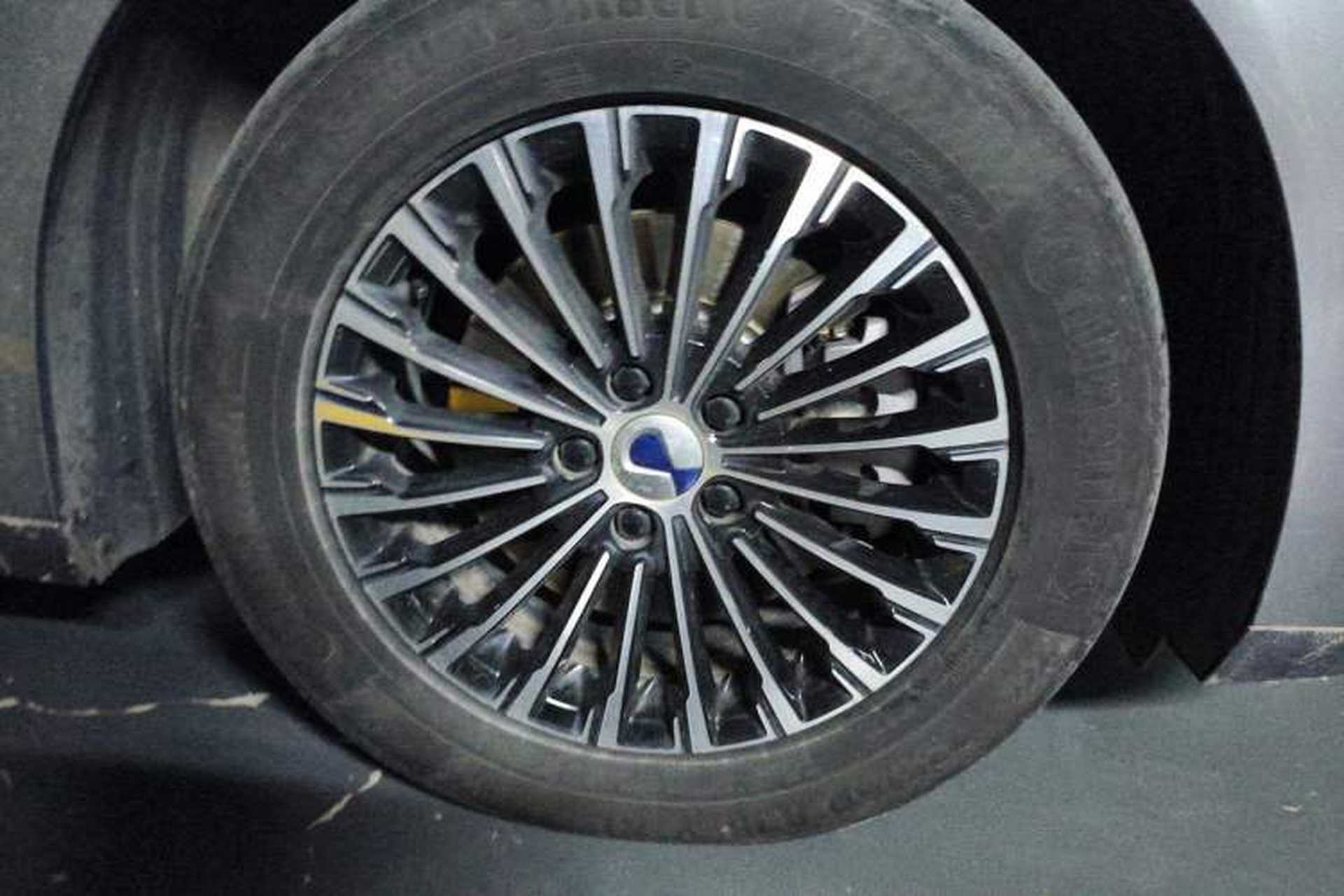Used Denza D9 2022 DM-i 1040 Prestige Model Right Front Wheel Hub