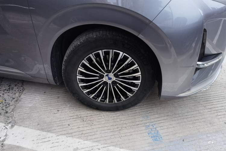 Used Denza D9 2022 DM-i 1040 Prestige Model Right Front Wheel Hub