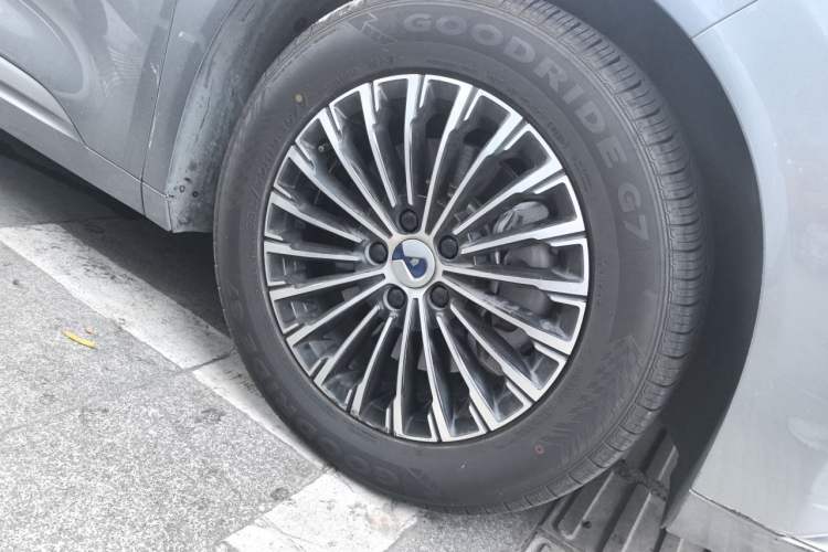 Used Denza D9 2022 DM-i 970 Four-Wheel Drive Prestige Model Right Front Wheel Hub