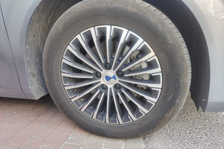 Used Denza D9 2022 DM-i 1040 Prestige Model Right Front Wheel Hub