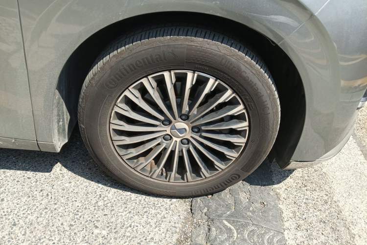 Used Denza D9 2022 DM-i 1040 Prestige Model Right Front Wheel Hub