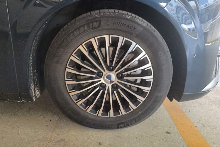 Used Denza D9 2022 DM-i 970 Four-Wheel Drive Flagship Model Right Front Wheel Hub