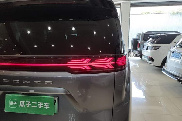 Used Denza D9 2022 DM-i 970 Four-Wheel Drive Flagship Model Right Rear Taillight