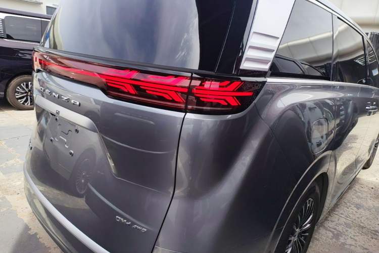 Used Denza D9 2022 DM-i 970 Four-Wheel Drive Flagship Model Right Rear Taillight