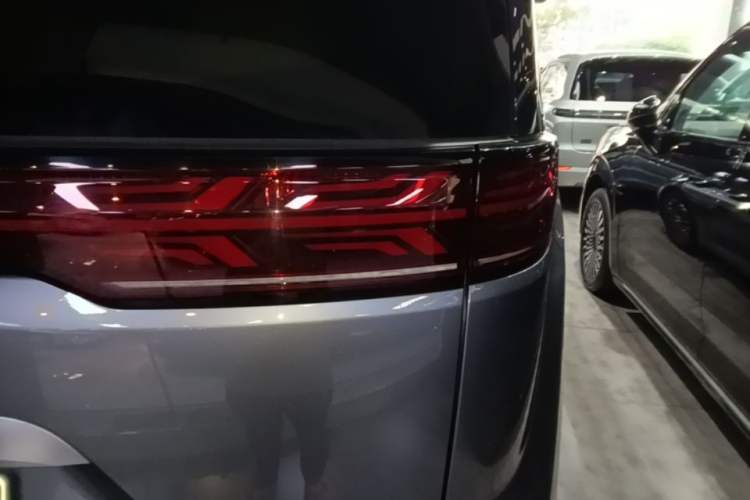 Used Denza D9 2022 DM-i 970 Four-Wheel Drive Flagship Model Right Rear Taillight