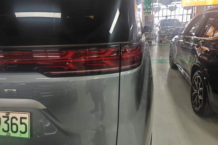 Used Denza D9 2022 DM-i 970 Four-Wheel Drive Flagship Model Right Rear Taillight