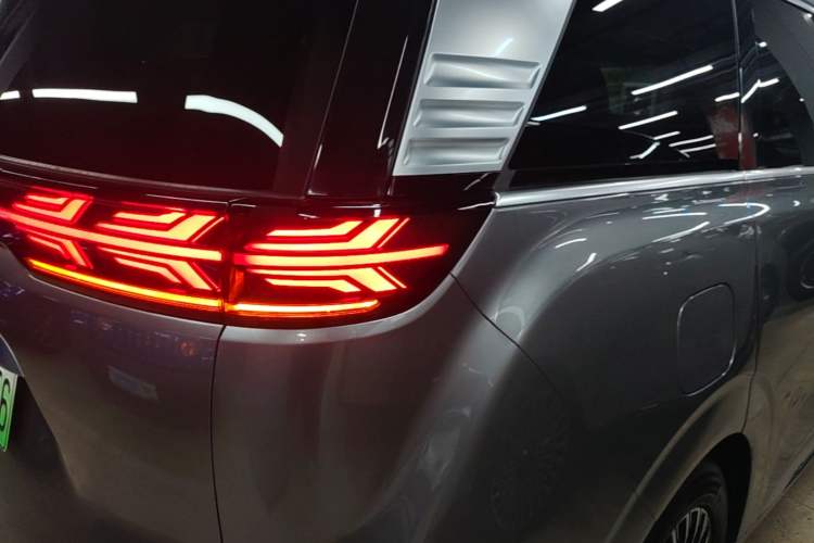Used Denza D9 2022 DM-i 970 Four-Wheel Drive Prestige Model Right Rear Taillight