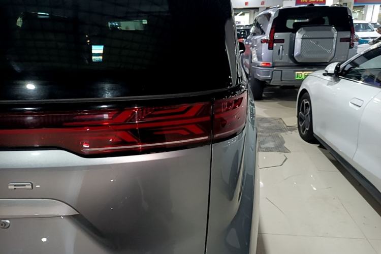 Used Denza D9 2022 DM-i 970 Four-Wheel Drive Flagship Model Right Rear Taillight