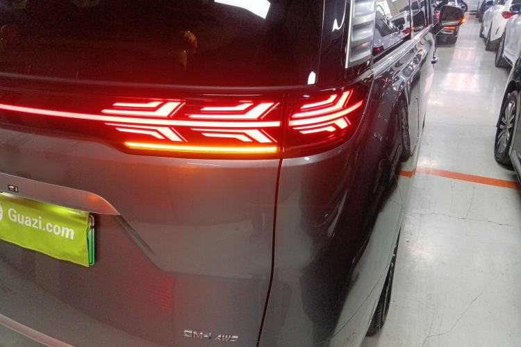 Used Denza D9 2022 DM-i 970 Four-Wheel Drive Flagship Model Right Rear Taillight