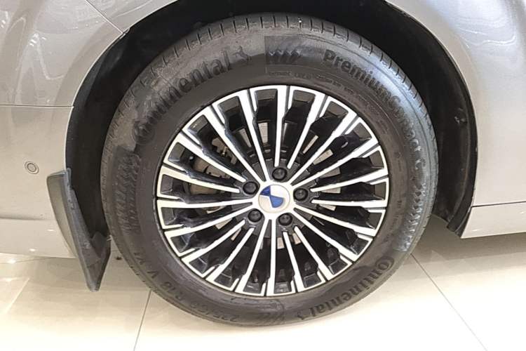 Used Denza D9 2022 DM-i 970 Four-Wheel Drive Flagship Model Right Rear Wheel Hub