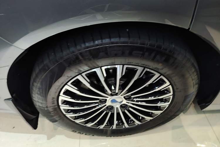 Used Denza D9 2022 DM-i 970 Four-Wheel Drive Flagship Model Right Rear Wheel Hub
