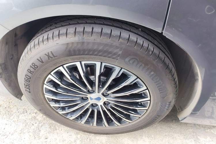 Used Denza D9 2022 DM-i 970 Four-Wheel Drive Flagship Model Right Rear Wheel Hub