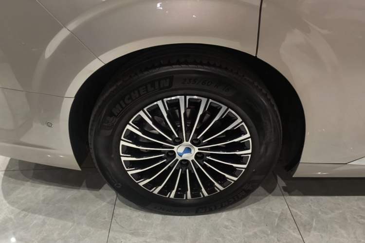 Used Denza D9 2022 DM-i 970 Four-Wheel Drive Flagship Model Right Rear Wheel Hub