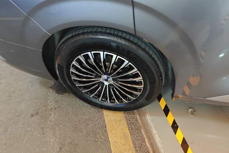 Used Denza D9 2022 DM-i 970 Four-Wheel Drive Flagship Model Right Rear Wheel Hub