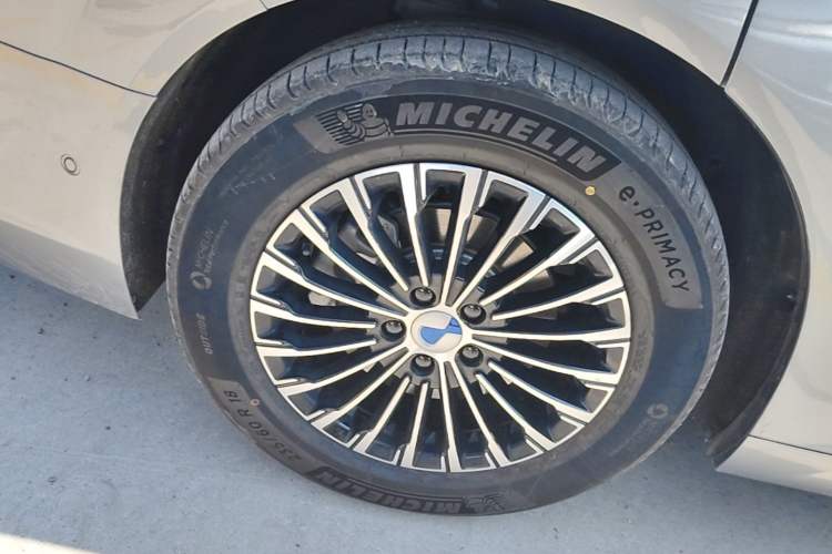 Used Denza D9 2022 EV 600 Four-Wheel Drive Flagship Model Right Rear Wheel Hub