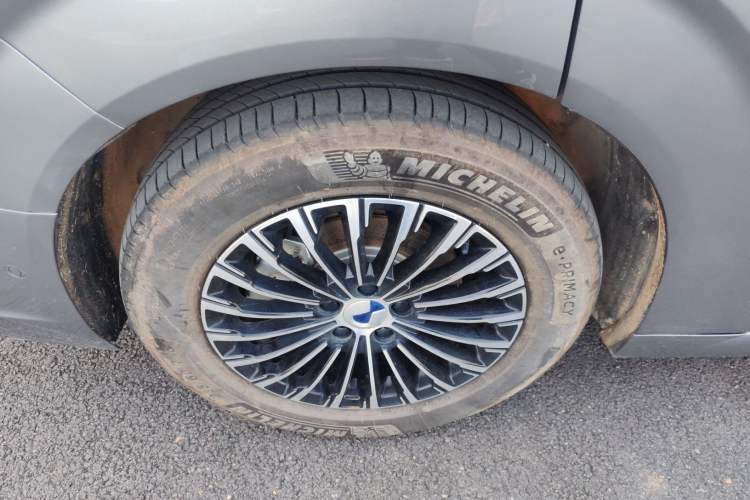 Used Denza D9 2022 DM-i 970 Four-Wheel Drive Flagship Model Right Rear Wheel Hub