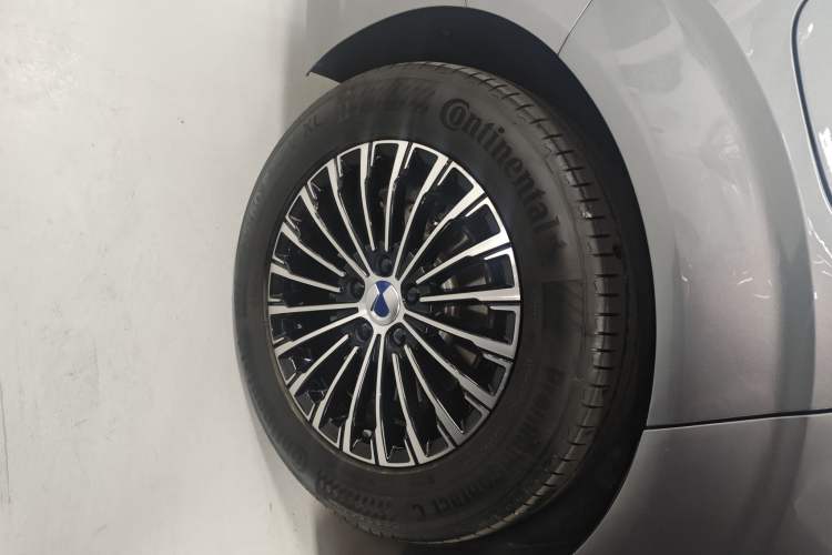 Used Denza D9 2022 DM-i 970 Four-Wheel Drive Flagship Model Right Rear Wheel Hub